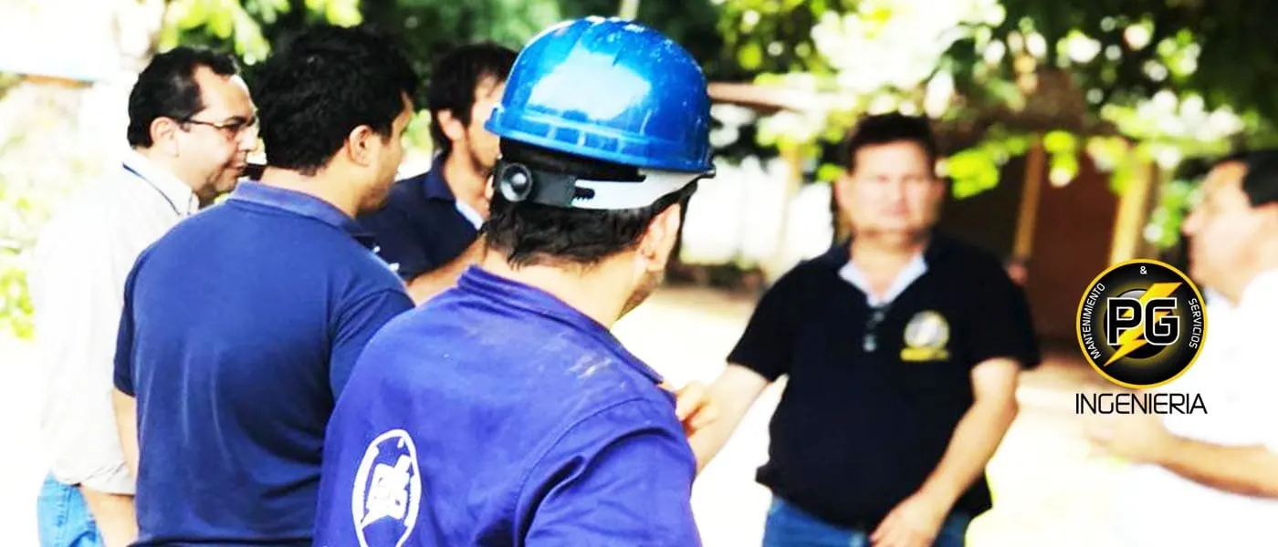 Personal de PG Ingeniería conversando durante una obra