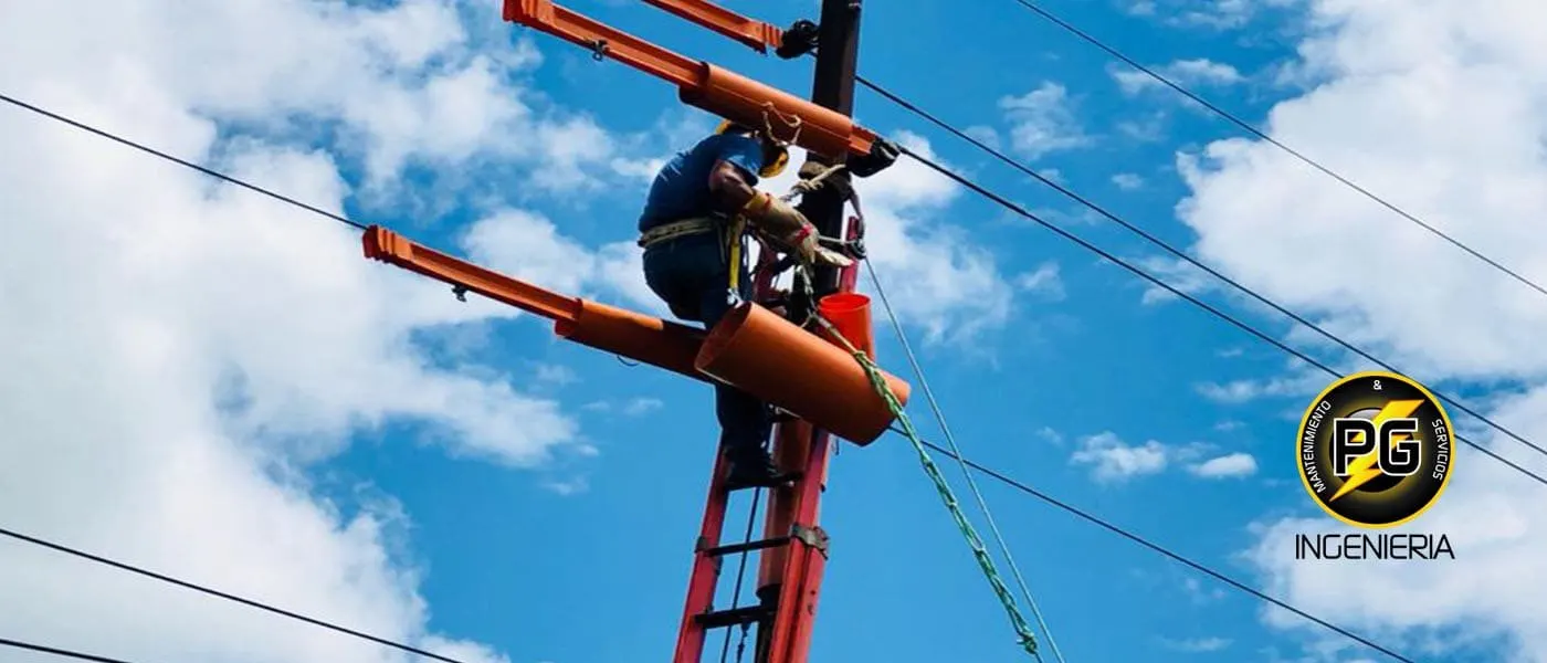 Trabajador sobre un poste realizando tareas en una línea aérea